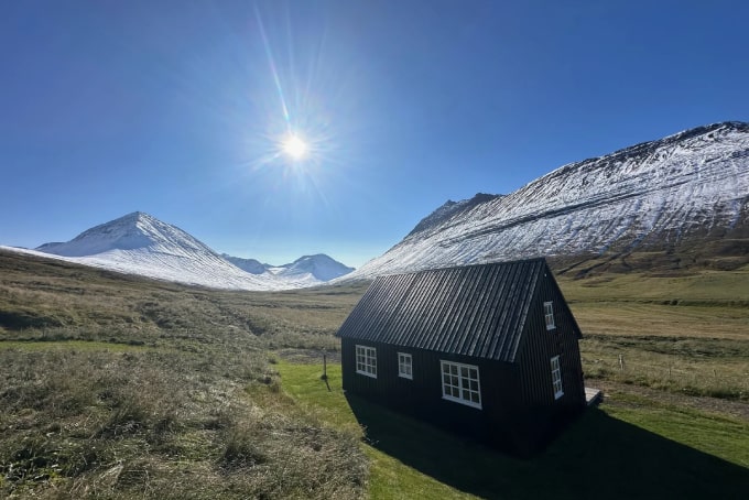 <a href="https://truenaturetravels.com/locations/iceland-mountain-lodge-yoga-retreat/"><strong>Iceland -  Mountain Lodge</strong> : Yoga Retreat </a>